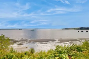 Waterfront house with beach access - Image 3