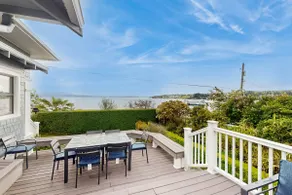 Waterfront house with beach access - Image 2