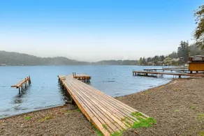 2BR lakefront home - kayaks, grill, beach access - Image 4