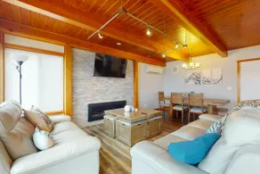 Large 4BR Bayview Dog Friendly | Fireplace - Image 5