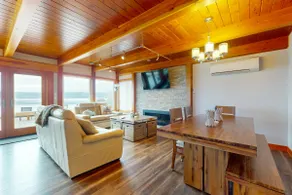 Large 4BR Bayview Dog Friendly | Fireplace - Image 4