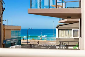 Sandy Shores: A Spacious Newcastle Beach Escape - Image 4