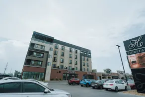 Chic Loft in the Heart of Springfield + Pool & Gym - Image 4