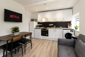 Village Retreat | Free Parking | Sleeps 6 - Image 2