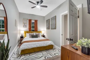 Bold retro-glam home, walk to downtown Paragould - Image 3