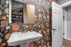 Bold retro-glam home, walk to downtown Paragould - Image 5