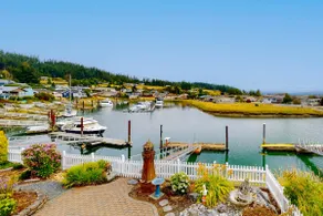 4BR waterfront home with dock, kayaks, sauna - Image 3