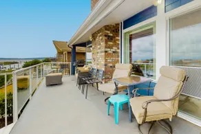 4BR waterfront home with dock, kayaks, sauna - Image 2
