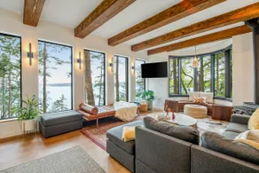 Stylish Oceanfront Home with Hot Tub and Deck - Image 3