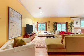 3BR tree-lined home - pool access & wood fireplace - Image 2