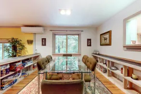 3BR tree-lined home - pool access & wood fireplace - Image 3