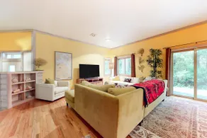 3BR tree-lined home - pool access & wood fireplace - Image 4