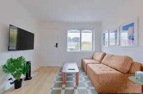 Stylish Brunswick Retreat Free Parking Near CBD - Image 3