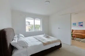 Stylish Brunswick Retreat Free Parking Near CBD - Image 5