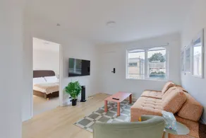 Stylish Brunswick Retreat Free Parking Near CBD - Image 2