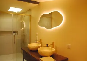Suite Balinea | Hot Tub and Private Home Theater - Image 4