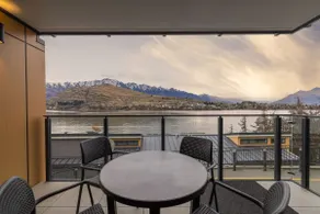 Shoreline Retreat, Oaks Shores - Image 4
