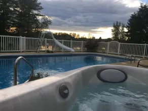 Le Rez de Jardin Magog: Waterfront-Pool-SPA - Image 2
