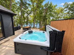 Hot Tub overlooking Lake/ Luxury Remodel with loft - Image 5