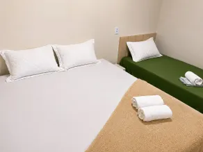 Single room next to the bus station: King-size bed, air conditioning and small movie theater - Image 4