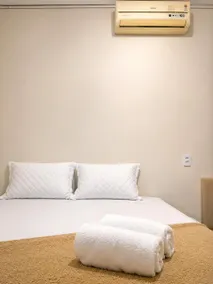 Single room next to the bus station: King-size bed, air conditioning and small movie theater - Image 5