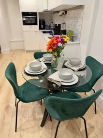 Luxury 1-Bed, Gym, Cinema, Free Parking - Image 4
