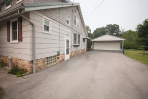 Cottage Style, 3 Bedroom, Charming, Spacious Home - Image 2