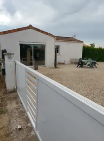 Small house with a fully fenced courtyard - Image 5
