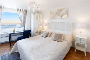 Top-floor 2-bedroom with lake & mountain views - Image 2