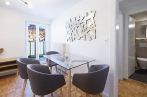Top-floor 2-bedroom with lake & mountain views - Image 3