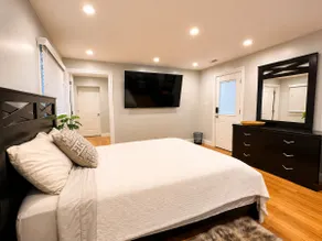 Lombard 1BR | 1BH Suite | Close to freeway & Mall - Image 2