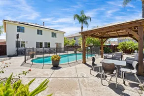 Spacious home with pool, sleeps up to 15. - Image 2