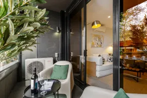 Collingwood Escape with Balcony & Secure Parking - Image 4