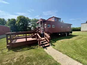 Adorable 4 bedroom home w/ caboose & hot tub - Image 5
