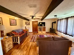 Adorable 4 bedroom home w/ caboose & hot tub - Image 2