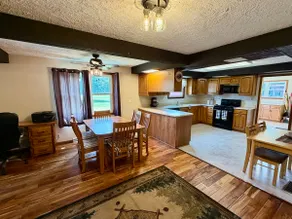 Adorable 4 bedroom home w/ caboose & hot tub - Image 3