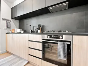 Cosy Collingwood 2BR Luxury Apartment with Free Parking and Private Terrace - Image 3