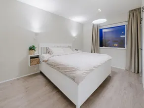 Spacious home with balcony & mountain views - Image 4