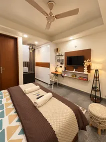 The Cozy Stay 001 | Luxury Studio | Near Medanta - Image 2