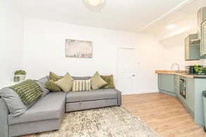 Stylish 2 Bedroom Town Centre Apartment - Image 4