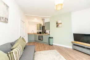 Stylish 2 Bedroom Town Centre Apartment - Image 2