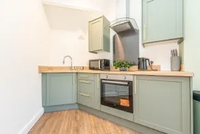 Stylish 2 Bedroom Town Centre Apartment - Image 3