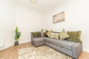 Stylish 2 Bedroom Town Centre Apartment - Image 5