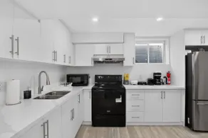 Luxury 2BR Basement near Wonderland Vaughan, Wi-Fi - Image 5