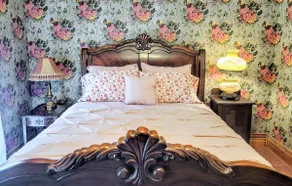 Red Bricks and Roses Victorian Suite - Image 2