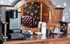 Red Bricks and Roses Victorian Suite - Image 5
