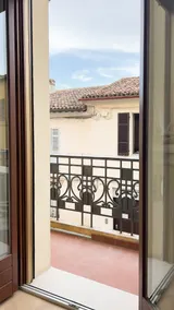 Exclusive Suite Downtown with Private Garage - Image 5