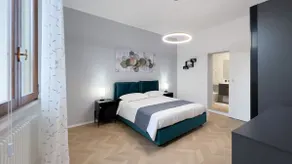 Exclusive Suite Downtown with Private Garage - Image 3