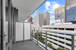Gaslamp Studio · Private Balcony & King Bed - Image 4