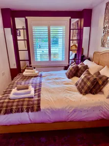 Free Private Parking: Holyroodhouse Palace Apt. - Image 3